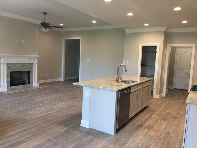 Foto del edificio - 6127 Lk Bnd Dr