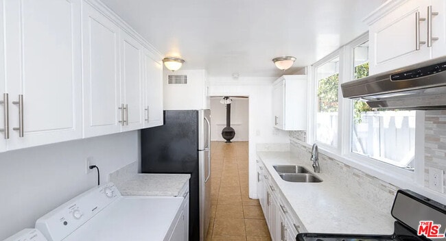 Building Photo - 11304 Isleta St