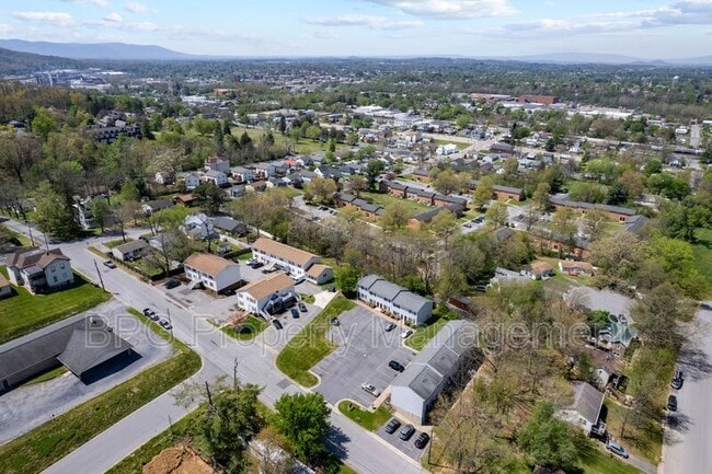 Foto del edificio - 605 Hamlet Ave