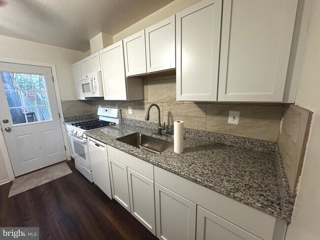 Foto del edificio - 7386 Colton Ln