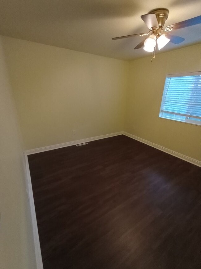 Building Photo - 3 Bed Charming Updated Home Silver Springs