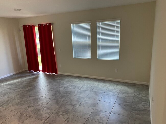 Building Photo - GATED 3 BR/2.5 TOWNHOUSE