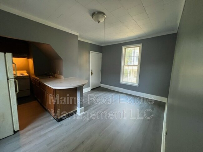 Building Photo - 65 2nd St