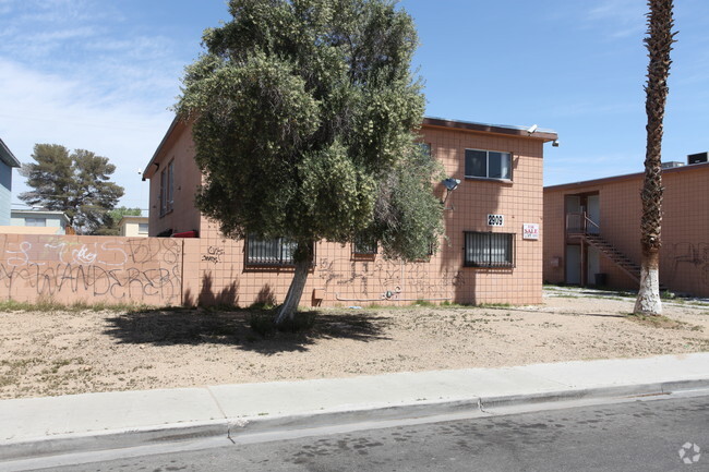Building Photo - 2909 Elm Ave