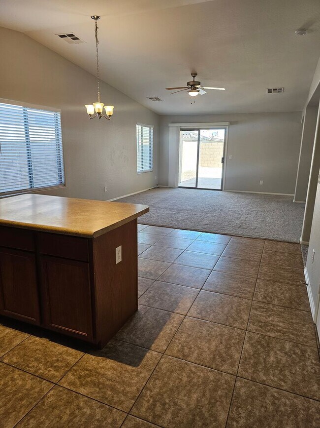 Foto del edificio - 45360 W Woody Rd