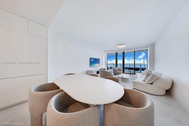 Foto del edificio - 700 NE 24th St