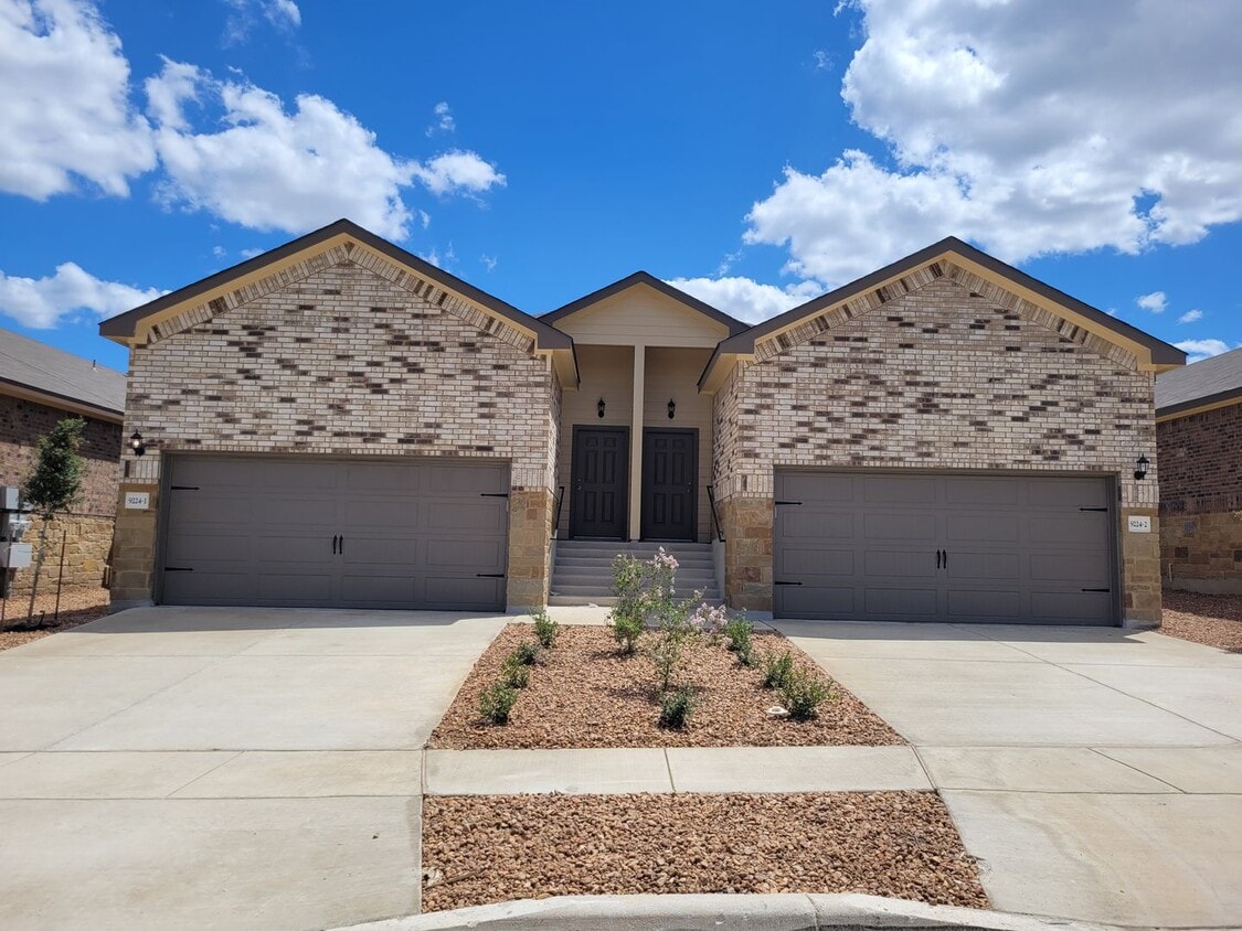 9224 Groff Lndg, Converse, TX 78109 Townhome Rentals in Converse TX