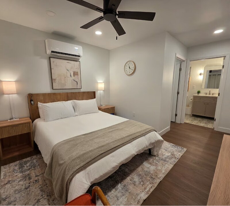 Foto principal - 6611 Winnetka Ave