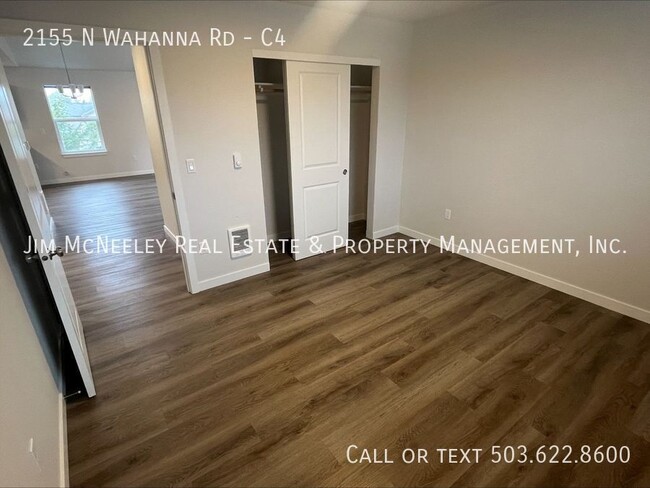Building Photo - Upstairs Unit 2 bed/1 bath units in 4-plex