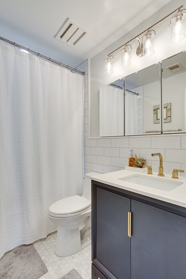 Baño completamente nuevo con detalles artesanales y mucho espacio de almacenamiento. - 1918 18TH STREET NW