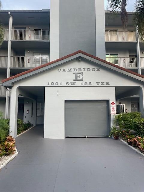 Foto del edificio - 1201 SW 128th Terrace