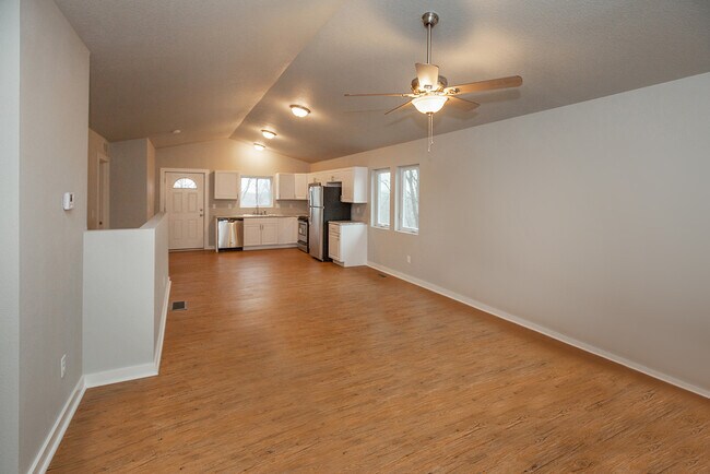 Building Photo - Updated 3 Bed 2 Bath Home