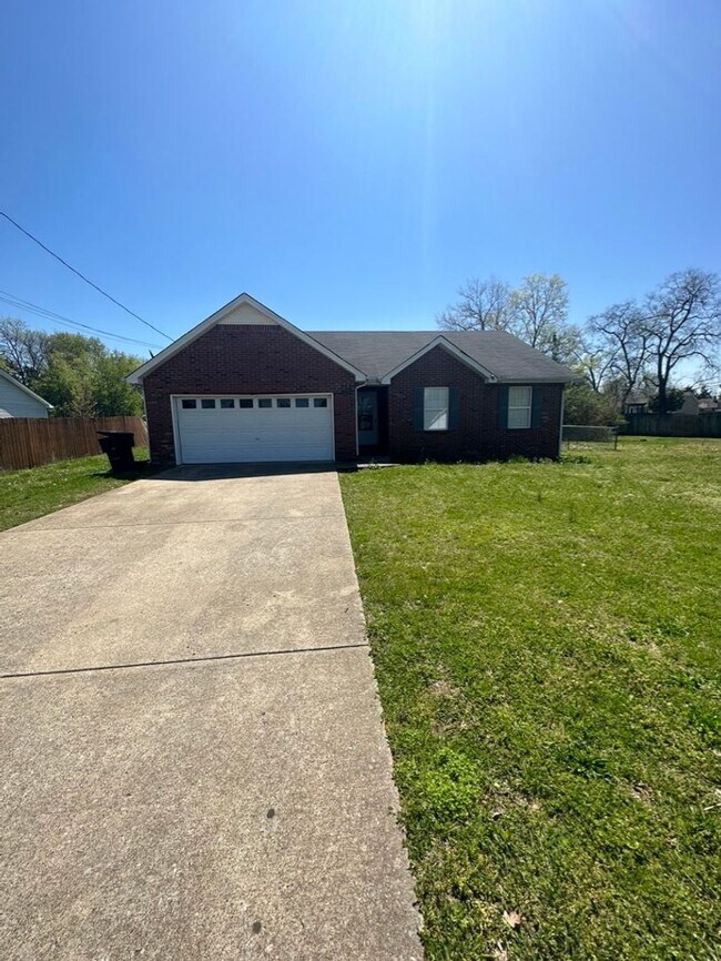 Building Photo - Charming 3 BR, 2 BA, 2 Car Garage Near MTSU