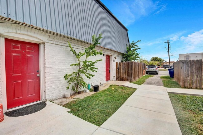 Building Photo - 7204 Twin Crest Dr