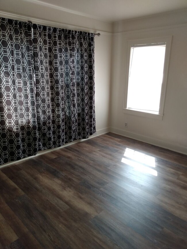 Foto del edificio - 1 Bedroom, 1 Bath Duplex in Hanford