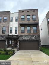 Building Photo - 870 Amity St