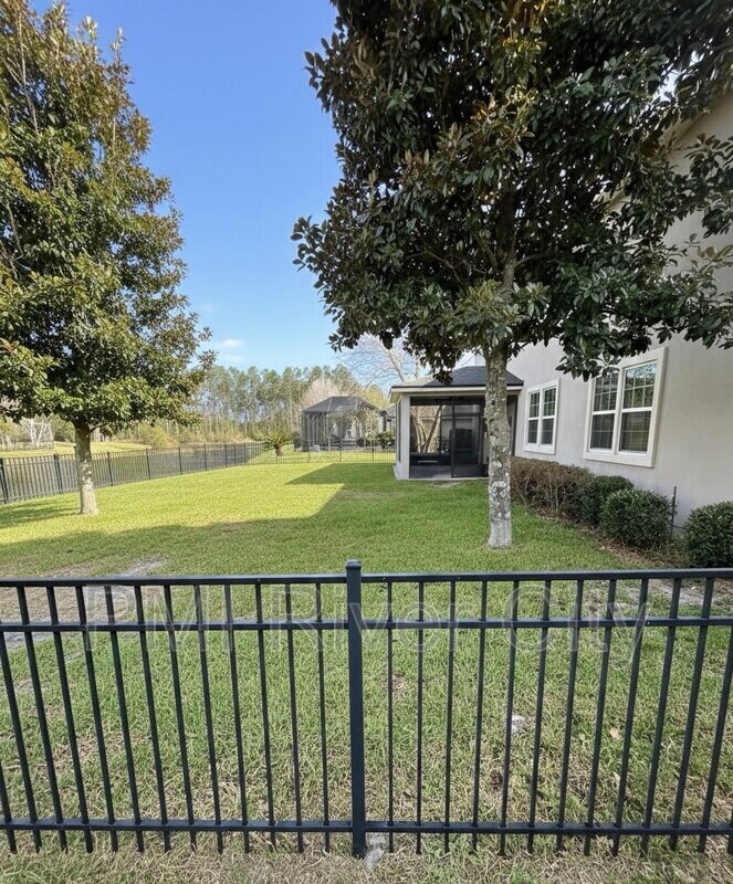 Building Photo - 2099 Club Lake Dr