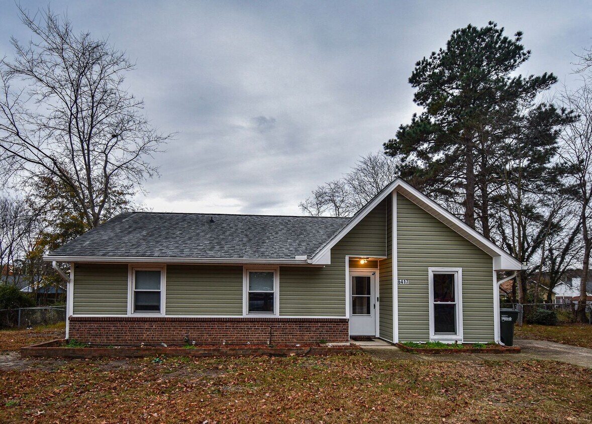 Primary Photo - FIRST TWO WEEKS RENT FREE! 3 Bedroom 2 Bat...