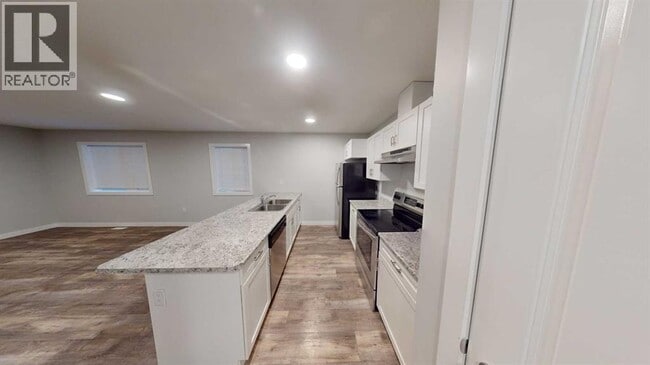 Building Photo - 9527-9113 113 Ave