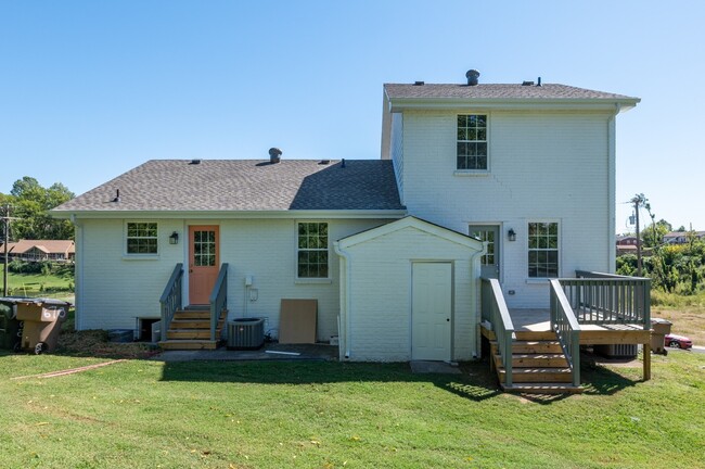 Building Photo - 606 Newhall Dr
