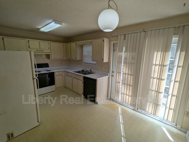 Building Photo - 1100 Pineland Ave