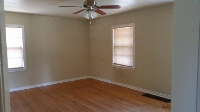 Building Photo - 807 S Crestway St