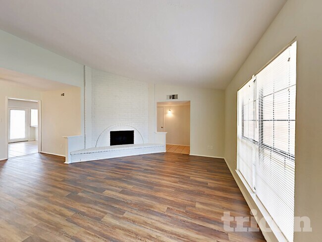 Foto del edificio - 7006 Blackberry Dr