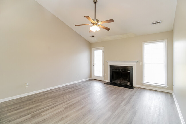 Building Photo - Inviting 3-Bedroom Home