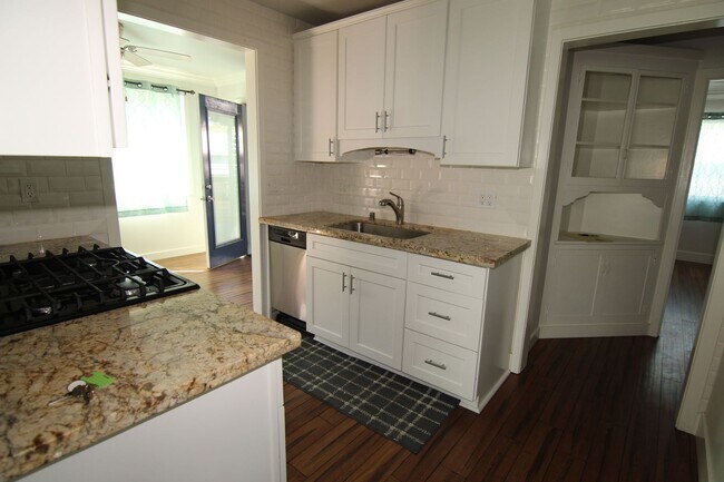 Foto del edificio - Custom one bedroom with large living room and much more!