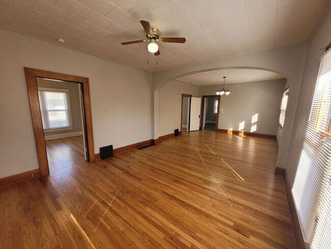 Foto del edificio - 2 Bedroom, 1 Bathroom home with hardwood!