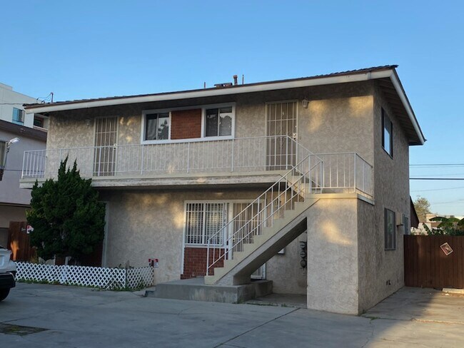 UNIT UPSTAIR - RIGHT - 3744 Dufresne Ct