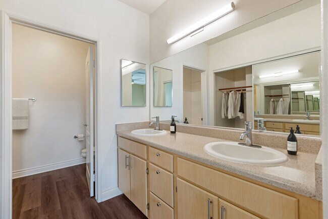 Paquete I renovado con baño con encimeras laminadas, gabinetes de roble y pisos de superficie dura renovados. - Avalon Mission Oaks
