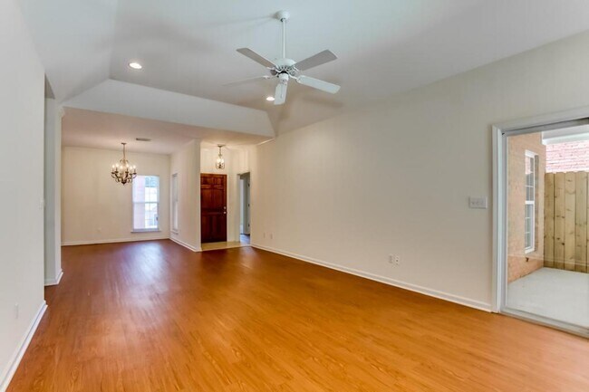 Foto del edificio - 2142 Fox Ridge Rd