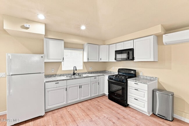 Building Photo - 2048 W 112th St