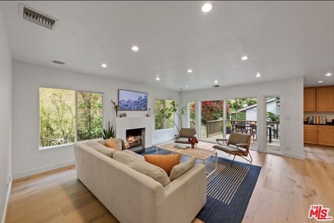 Foto del edificio - 3520 Mandeville Canyon Rd