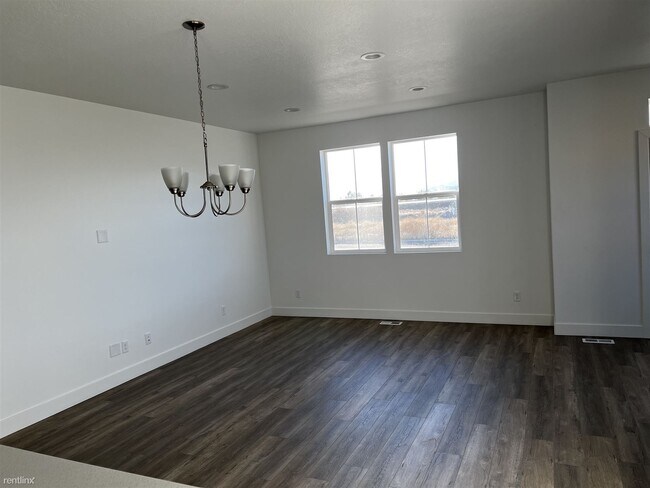 Building Photo - 4 br, 3.5 bath Townhome - 2001 South Sawmi...