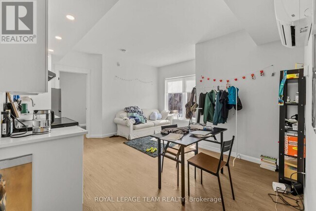 Photo du bâtiment - 506-506 Gladstone Ave