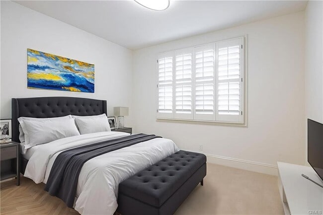 Building Photo - 17 Colonial Dr