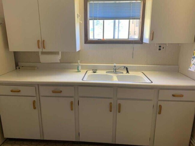 Foto del edificio - Fully furnished open room cabin- Available...