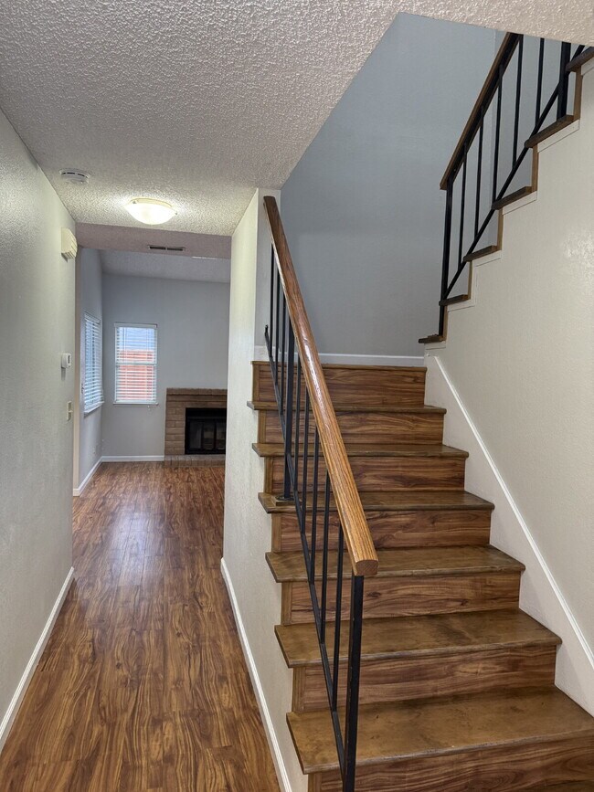 Foto del edificio - Charming 2-Bedroom, 2.5-Bath Home Just a Short Walk to Downtown Pleasanton