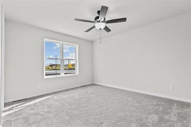 Building Photo - VIDEOTOUR: Newer Townhouse located in Neenah! PETS WELCOME