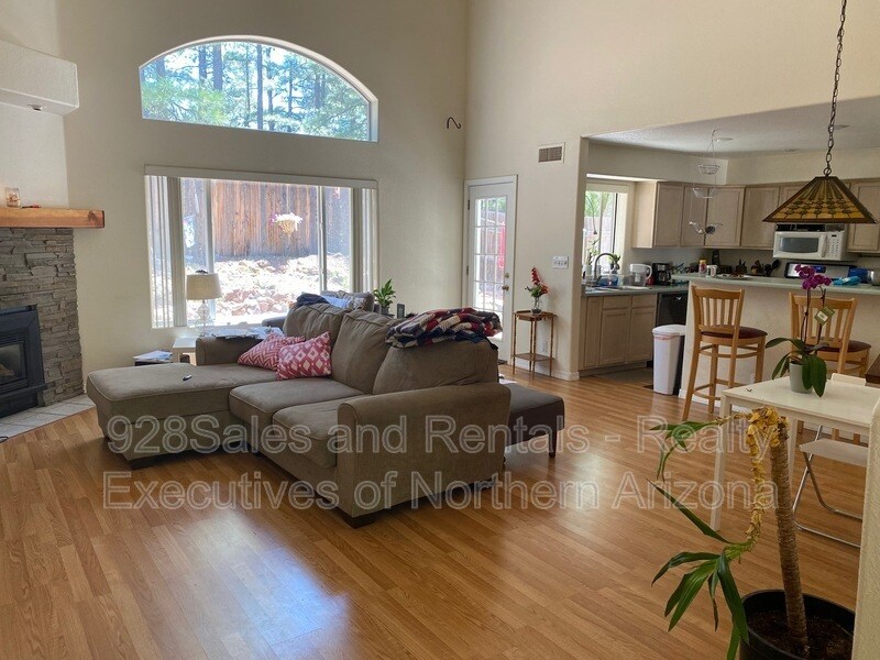 Building Photo - 2152 S Linmar Ct