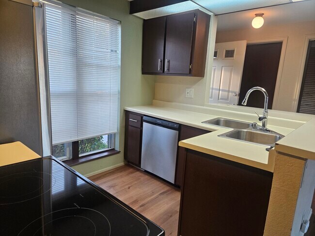 Foto del edificio - 588 W Indian Creek Dr