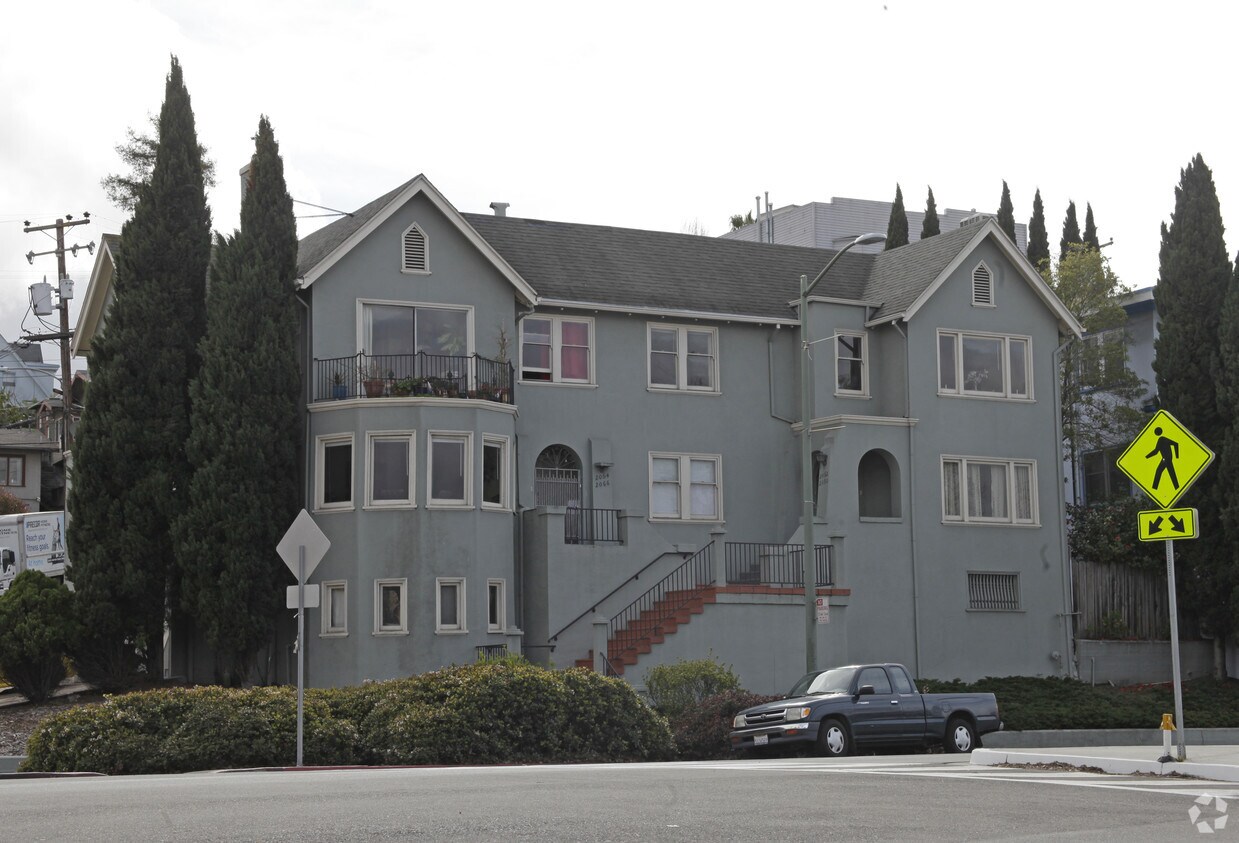 Foto principal - 2064 Lakeshore Ave