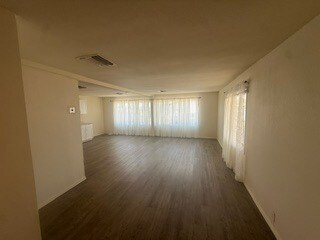 Foto del edificio - For Rent
