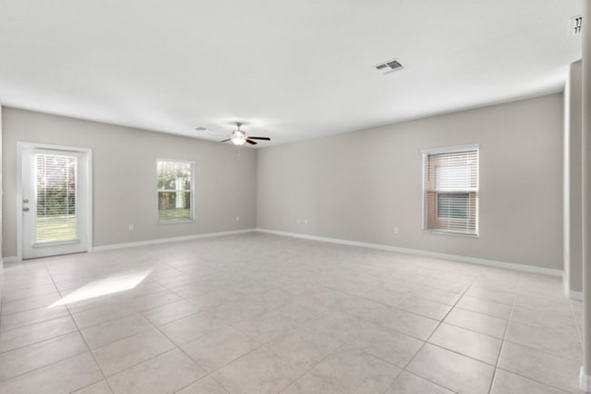 Foto del edificio - "Spacious 5-Bedroom Retreat in Apollo Beach - Modern Living with 2.5 Baths on White Chicory Dr!"