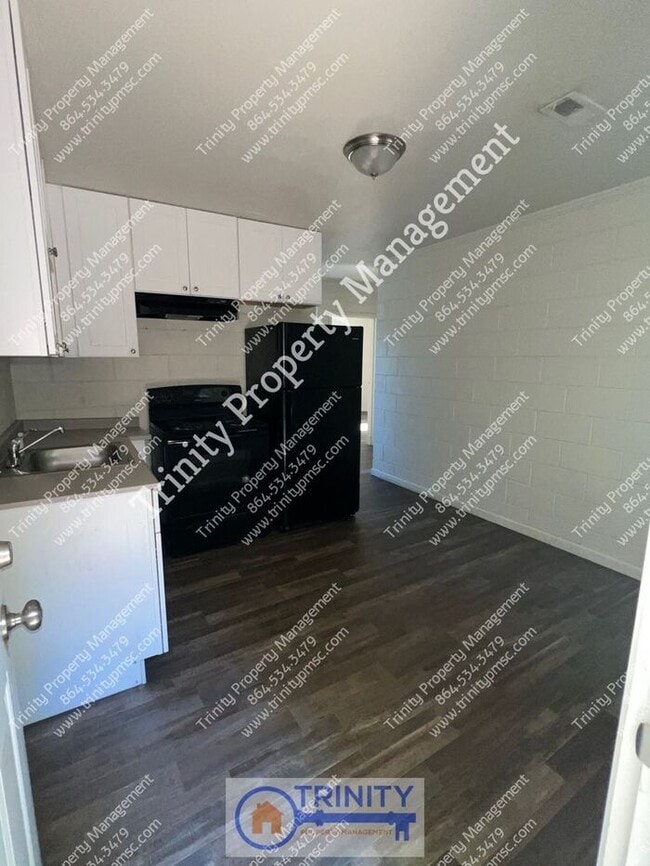 Building Photo - **Section 8 Accepted** Cozy Two Bedroom