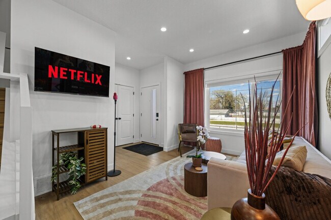 Building Photo - 11021-11155 155 St NW