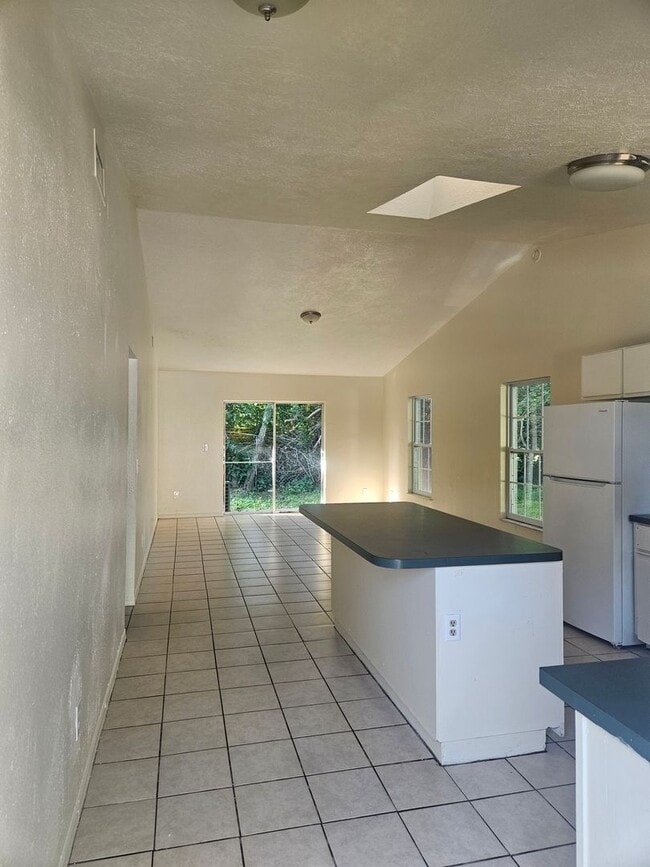 Building Photo - 2/1 DUPLEX