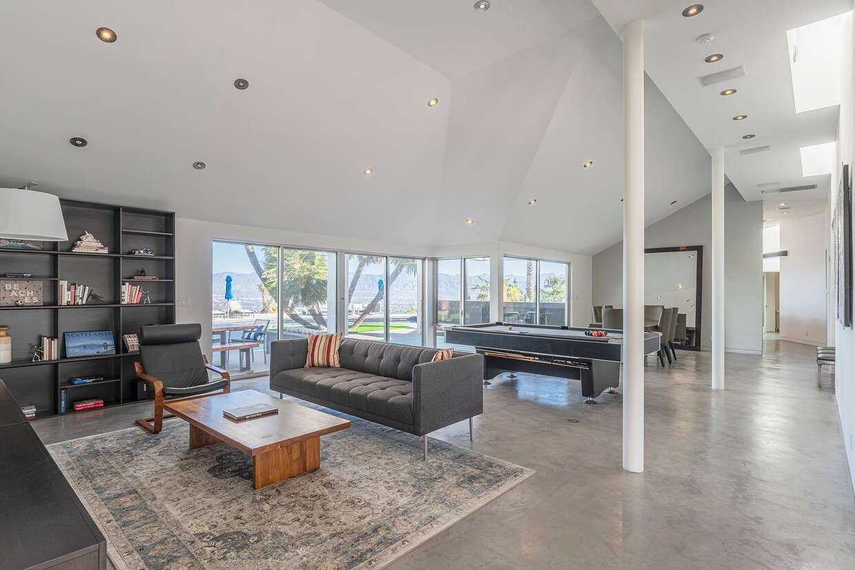 Foto principal - 13741 1/2 Mulholland Dr